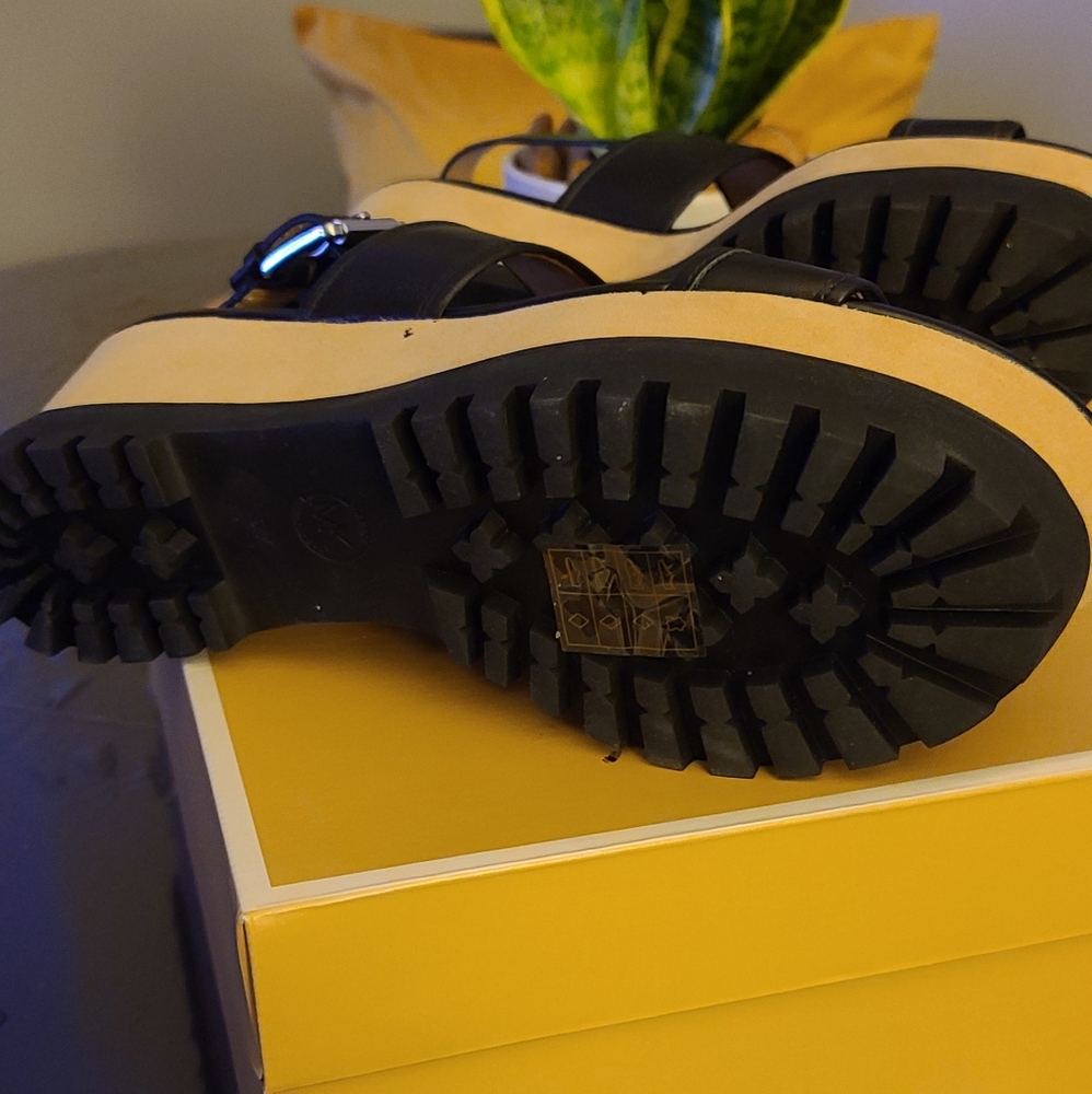 Shoes - Picture 3 of 8